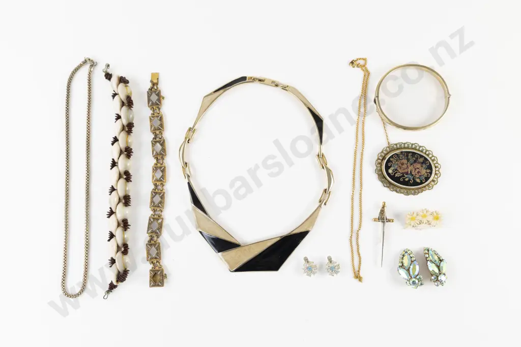 Collection of Assorted Costume Jewellery Image 1++