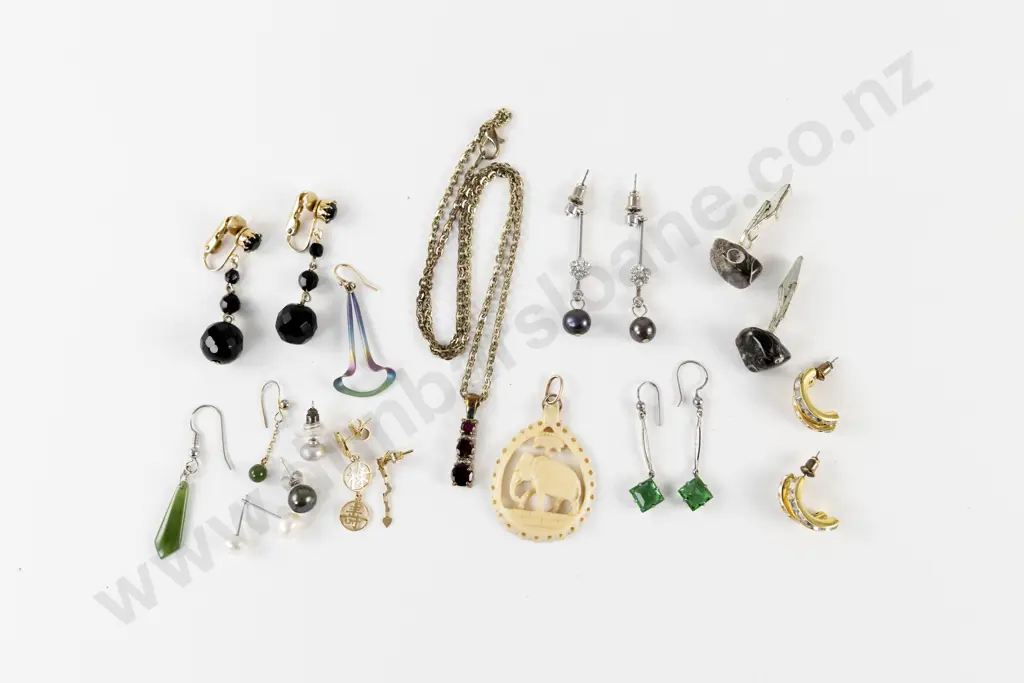 Collection of Assorted Costume Jewellery Image 1++
