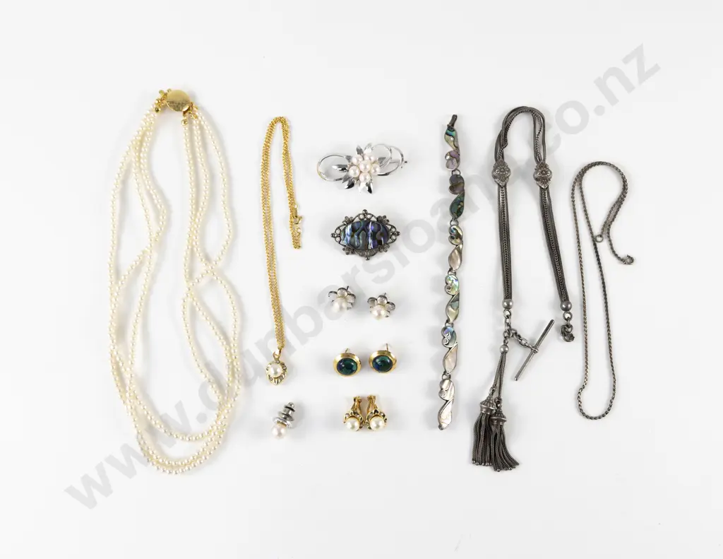 Collection of Assorted Costume Jewellery Image 1++