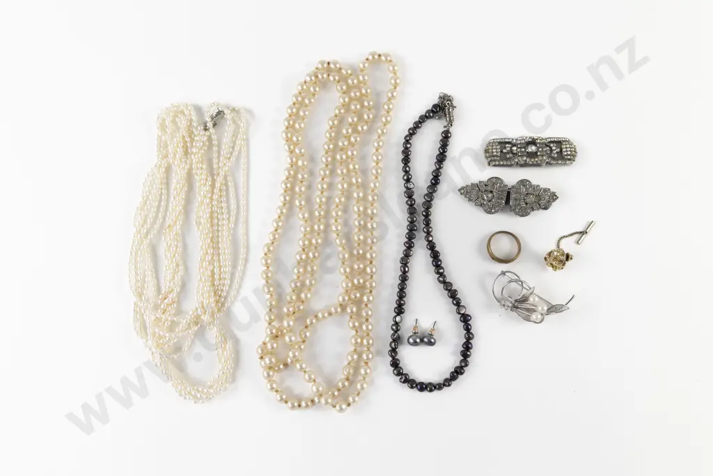 Single Strand Black Fresh Water Pearl Necklace and Pair Earrings Image 1++