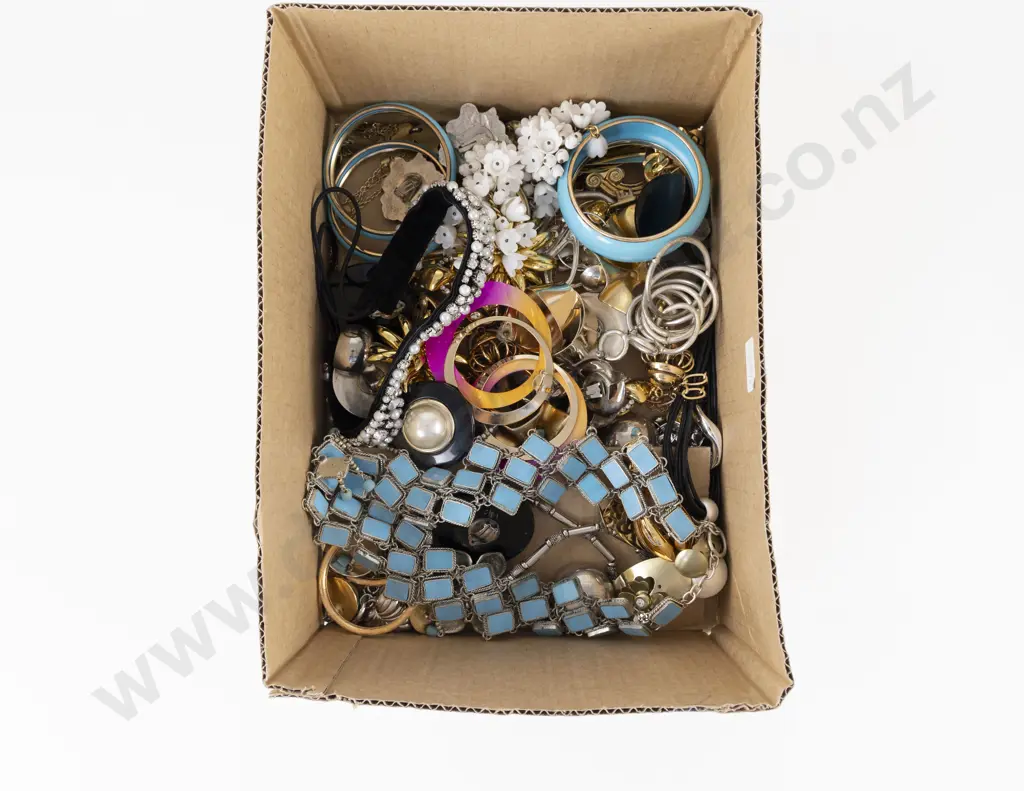 Collection of Assorted Costume Jewellery Image 1++