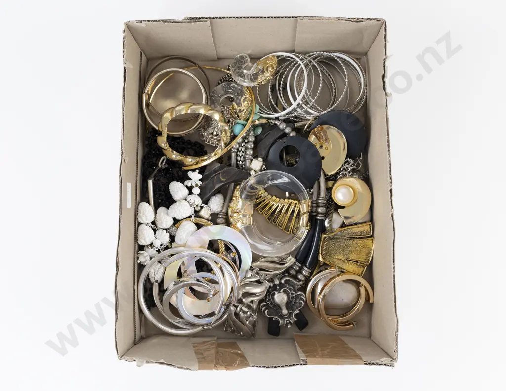 Collection of Assorted Costume Jewellery Image 1++