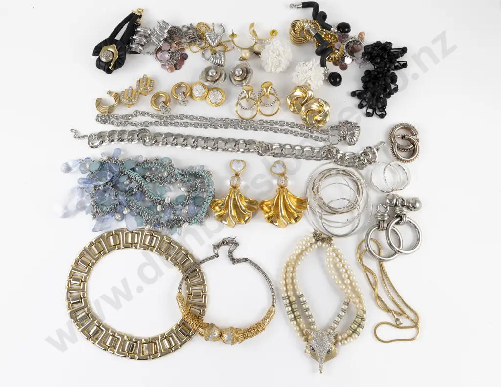 Collection of Assorted Costume Jewellery Image 1++