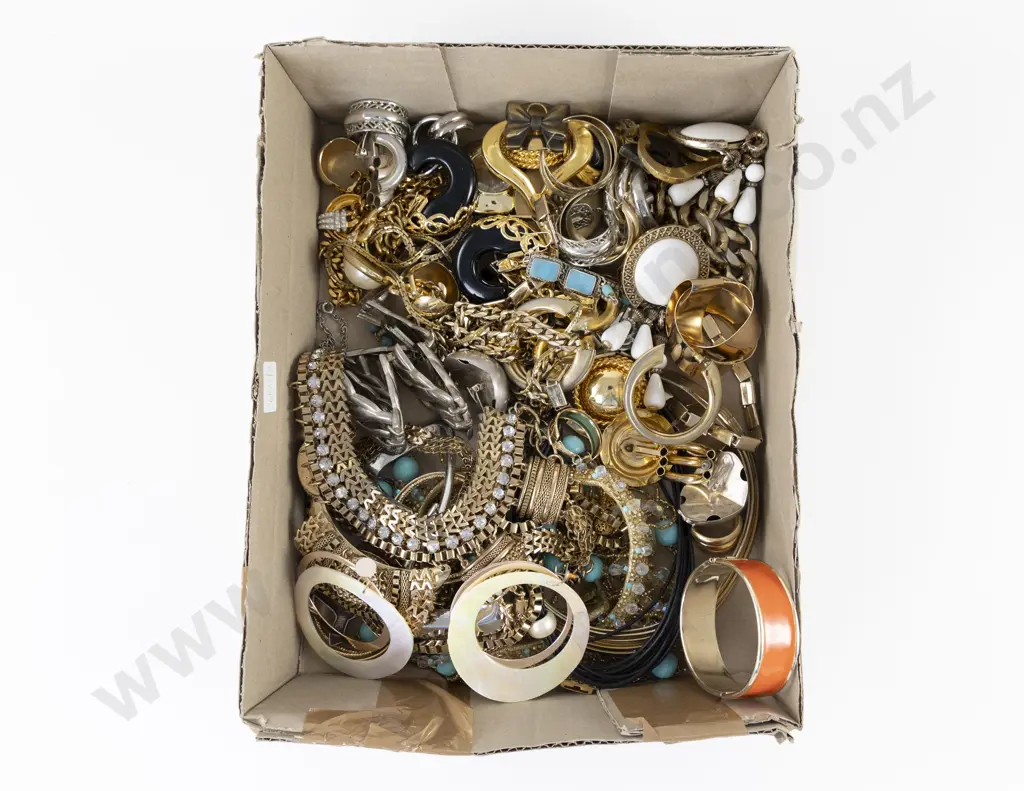 Collection of Assorted Costume Jewellery Image 1++