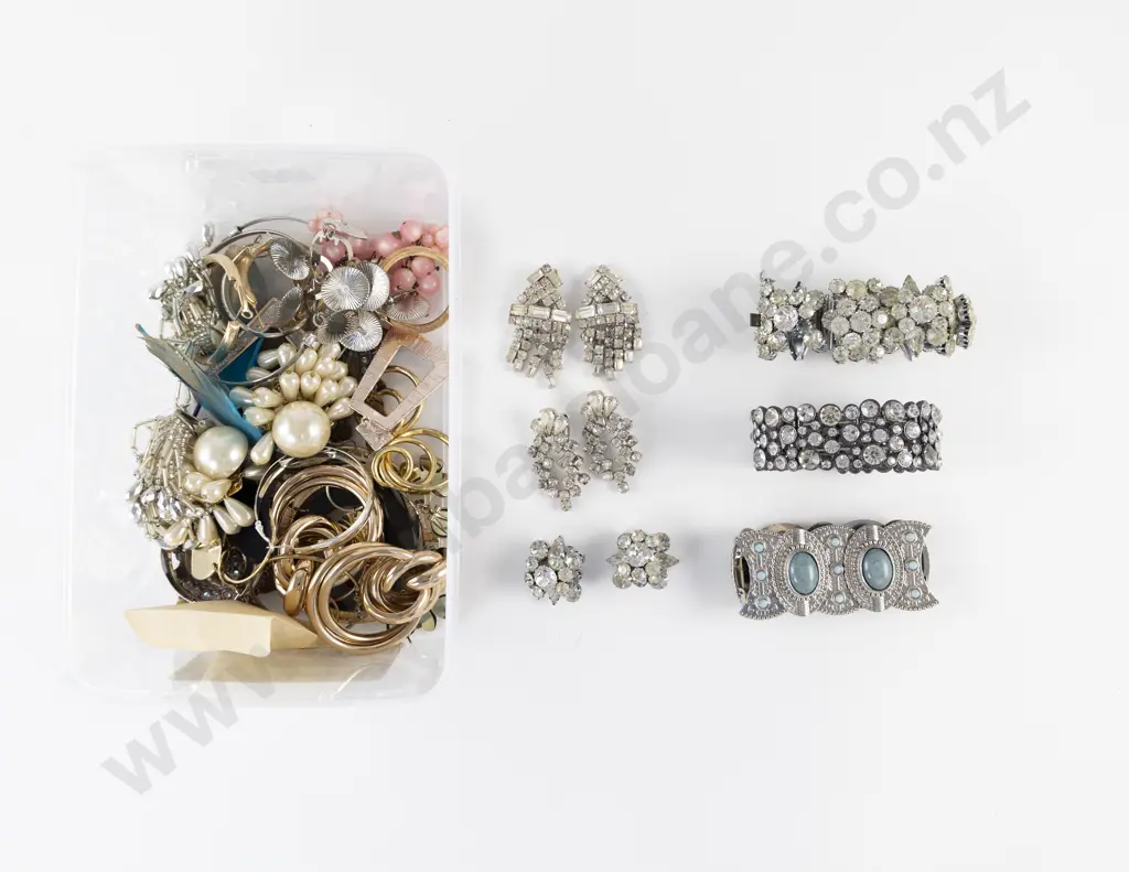 Collection of Assorted Costume Jewellery Image 1++