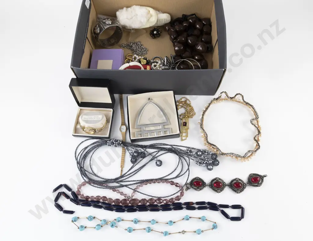 Collection of Assorted Costume Jewellery Image 1++