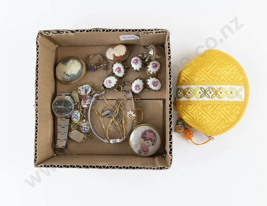 Small Quantity of Assorted Costume Jewellery Image 1++