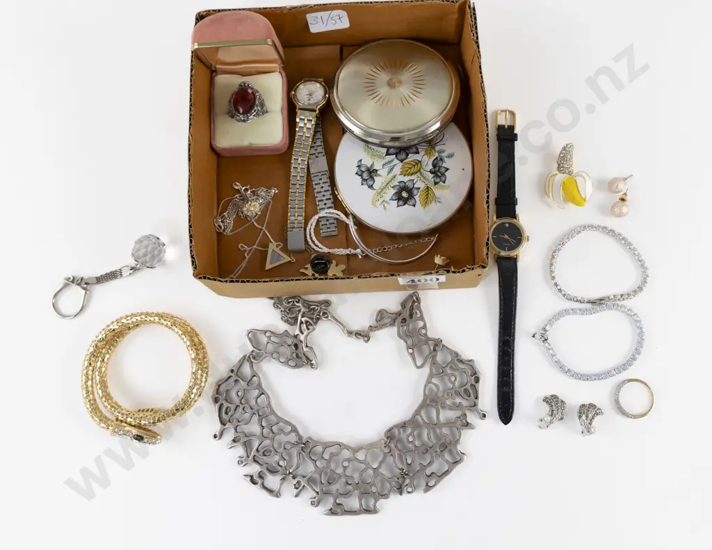 Small Collection of Costume Jewellery and Assorted Image 1++