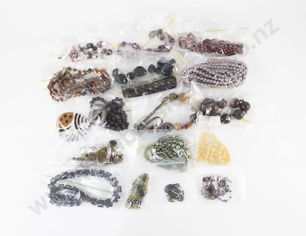 Collection of Assorted Costume Jewellery Image 1++