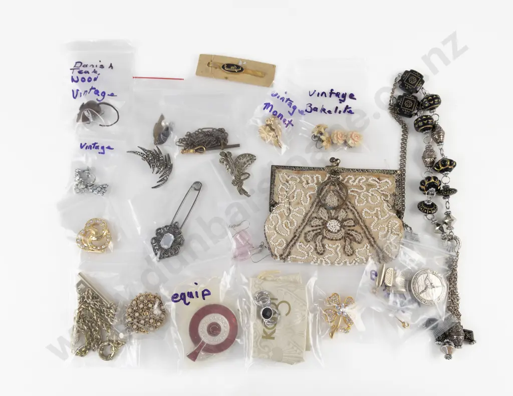 Collection of Assorted Vintage and Costume Jewellery Image 1++