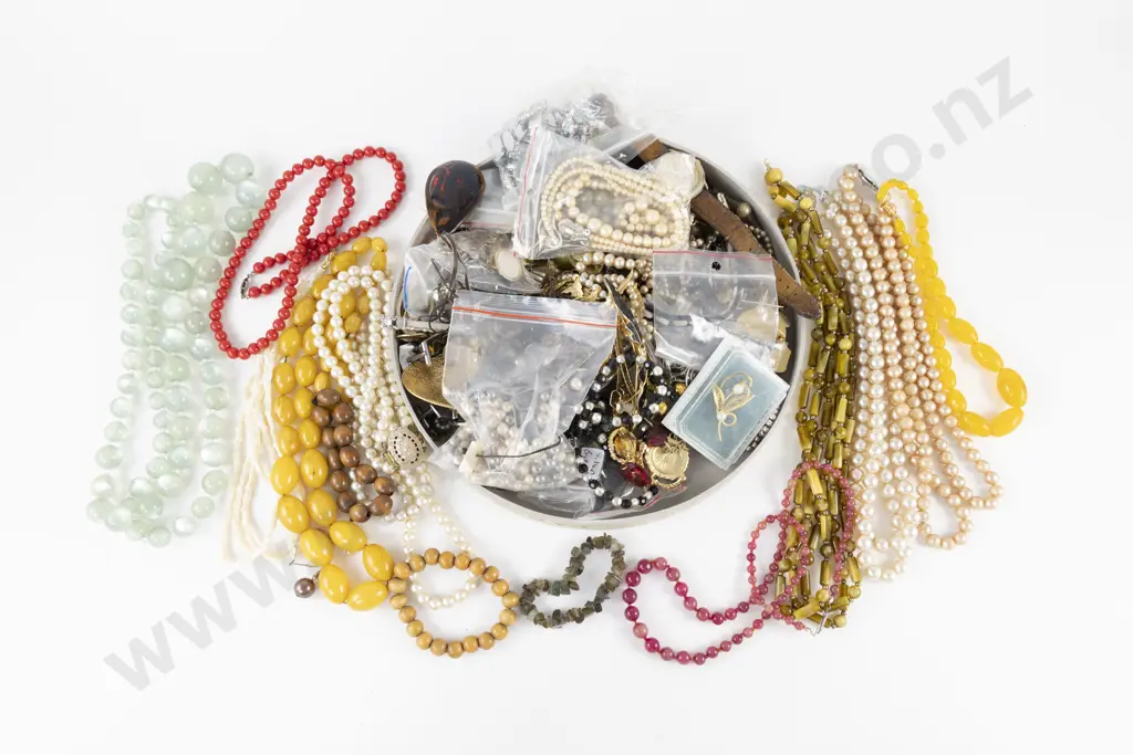 Collection of Assorted Costume Jewellery Image 1++
