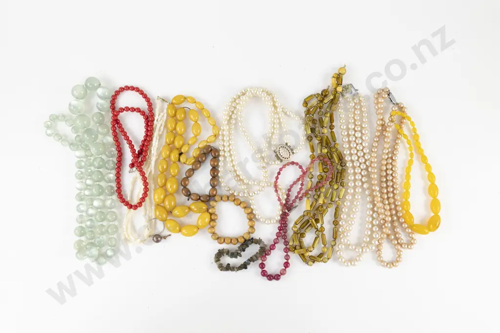 Collection of Assorted Costume Jewellery Image 1++