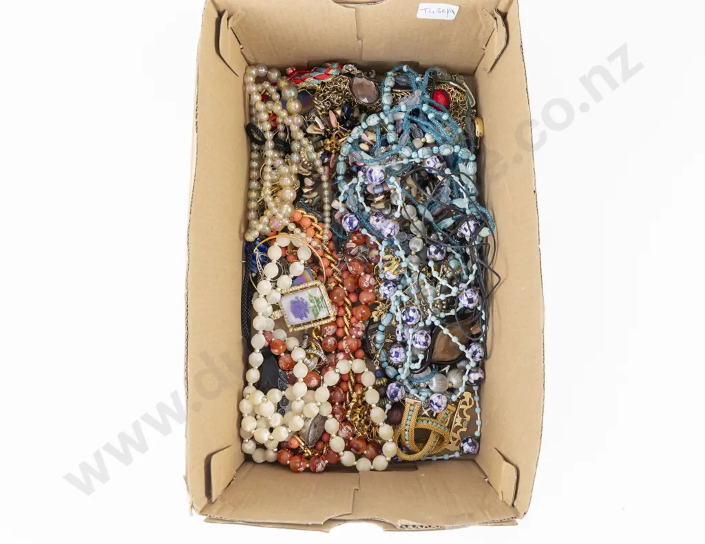 Collection of Assorted Costume Jewellery Image 1++