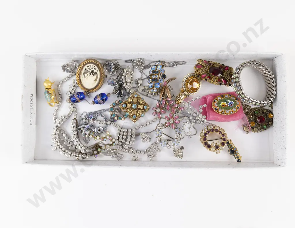 Collection of Assorted Costume Jewellery Image 1++