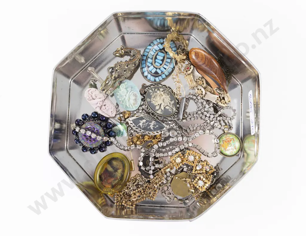 Small Collection of Costume Jewellery including diamanté Image 1++