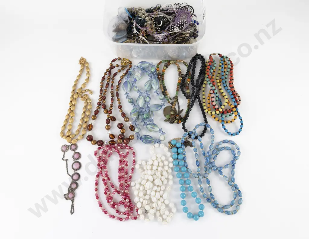 Collection of Assorted Costume Jewellery Image 1++