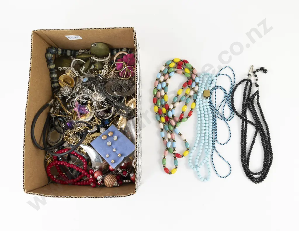 Collection of Assorted Costume Jewellery Image 1++