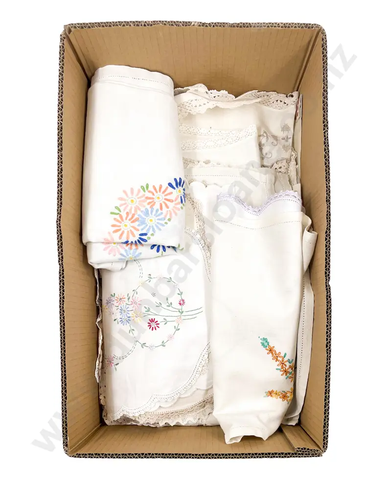 Collection Vintage Embroidered and Assorted Table Linens Image 1++