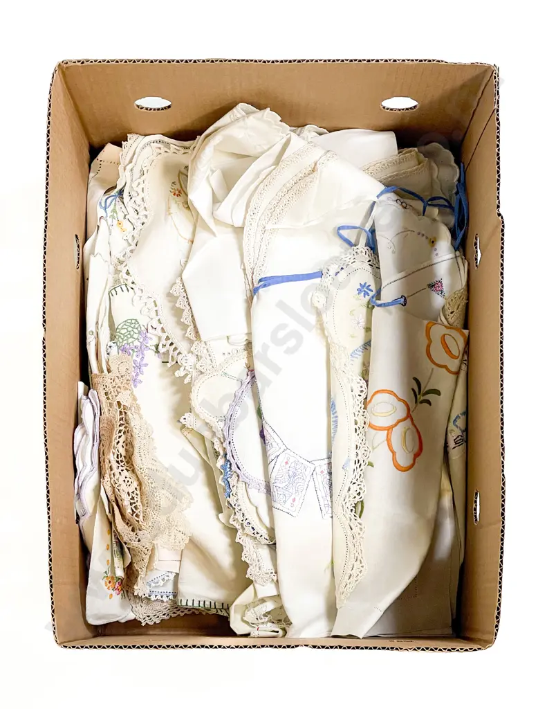 Collection Vintage Embroidered and Assorted Table Linens Image 1++