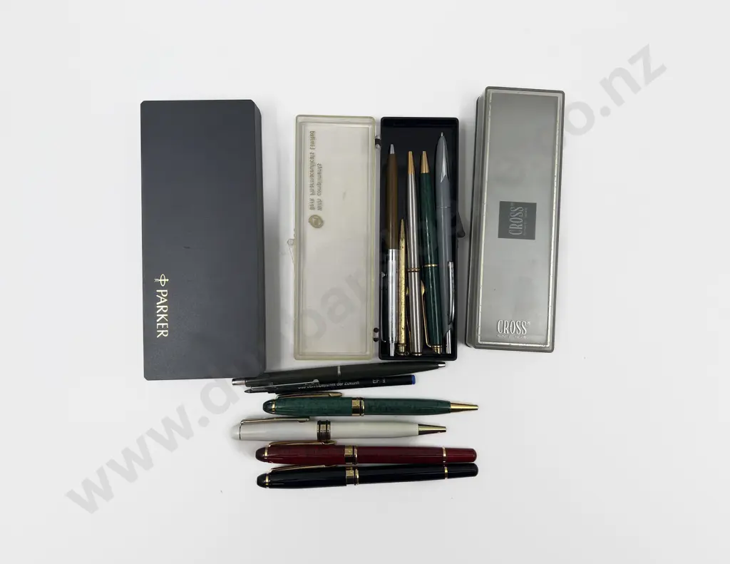 Quantity of Assorted Vintage Pens incl Parker & Cross Image 1++