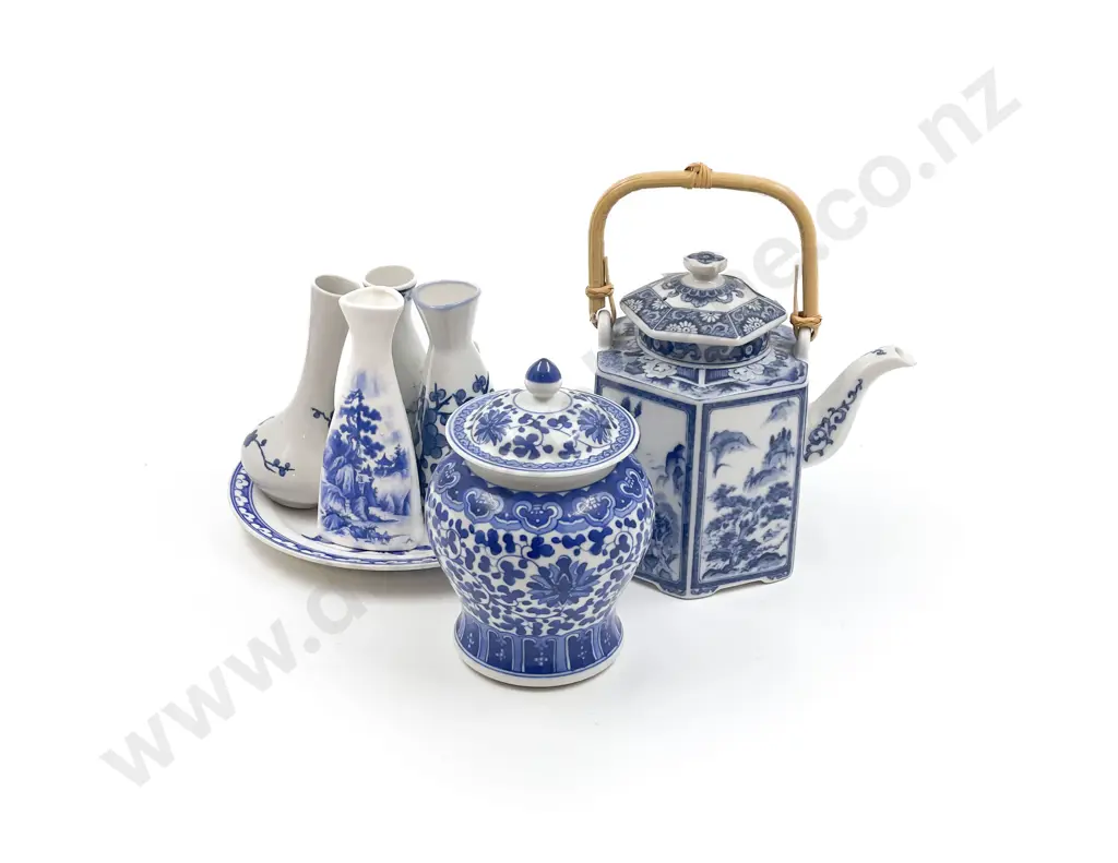 Quantity of Assorted Blue & White China Image 1++