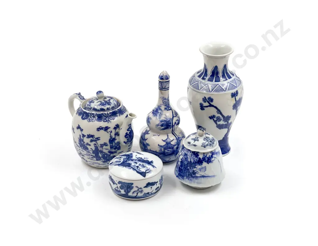 Quantity of Assorted Blue & White China Image 1++