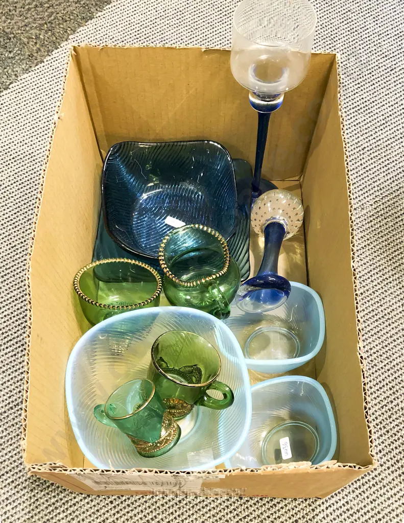 Small Quantity of Assorted Coloured Glassware Image 1++