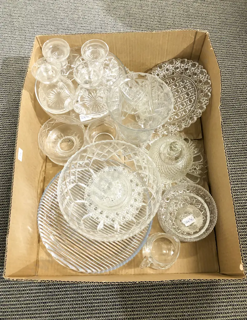 Box of Assorted Crystal & Glassware Image 1++