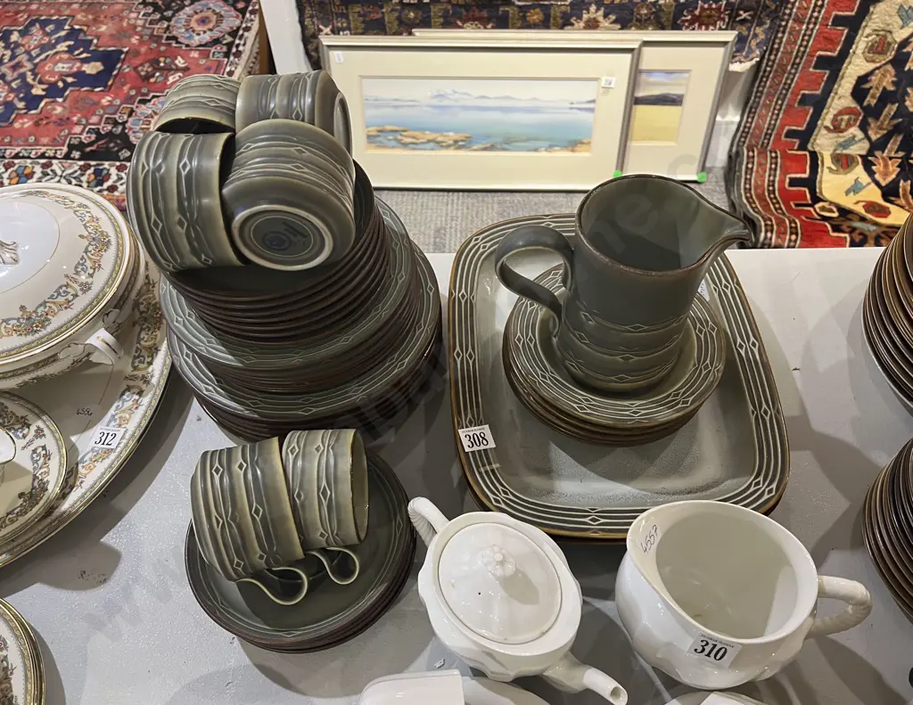 B & G Part Dinner Set Image 1++