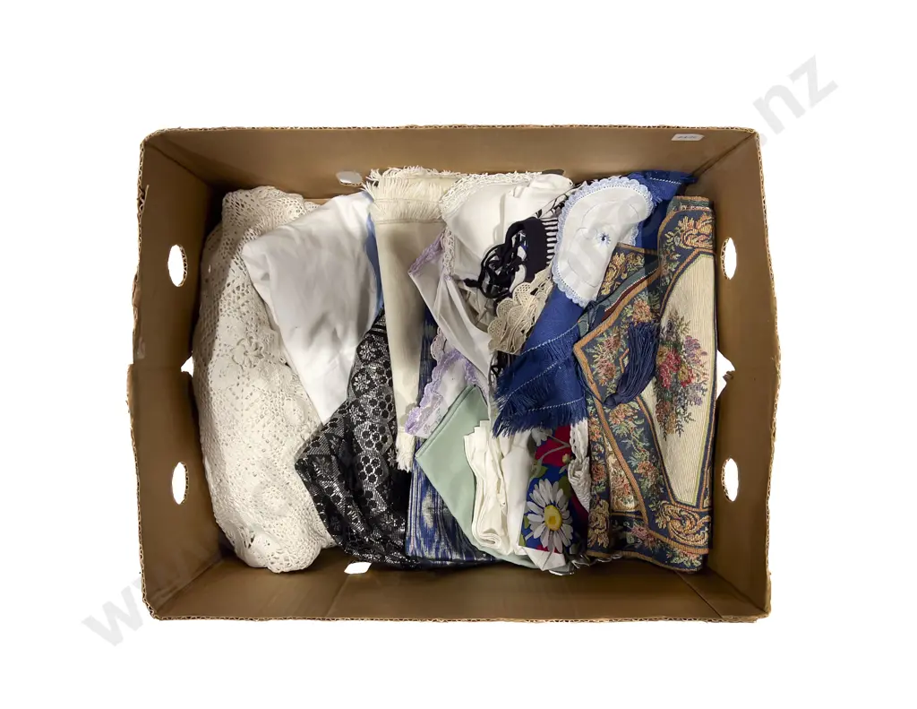 Box of Assorted Linens incl Table Runner Image 1++