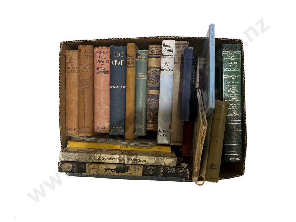 Quantity of Assorted Vintage Novels incl Robert Louis Stevenson Anthology Image 1++