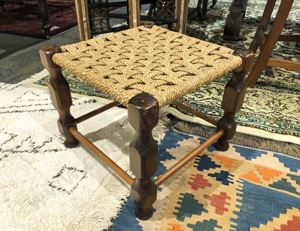 Rush Top Stool Image 1++