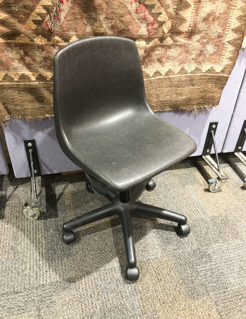 Modern Bucket Style Office Chair Image 1++