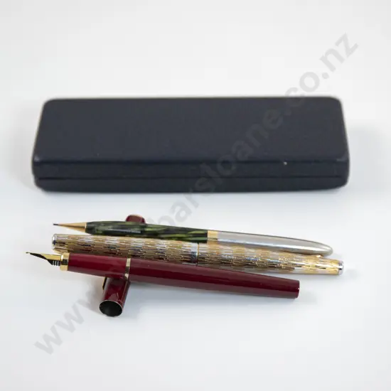 Vintage Sheaffer Textured Cased Fountain Pen