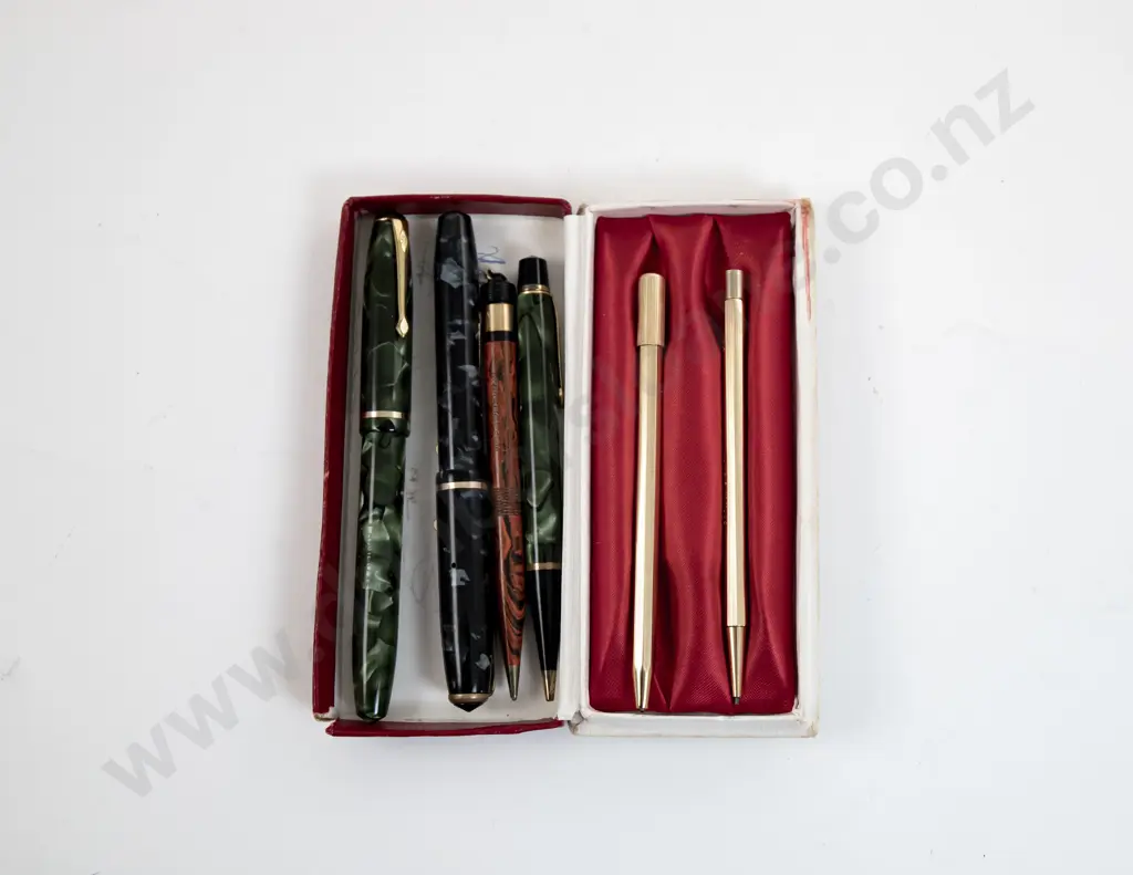 Vintage Conway Stewart No15 Fountain Pen and Pencil Set Image 1++