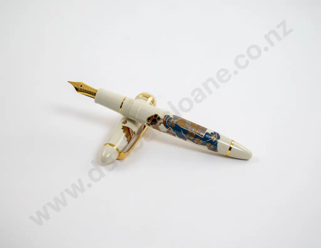 Sailor #1911 The Apprentice Geisha Maki-e Fountain Pen Image 1++
