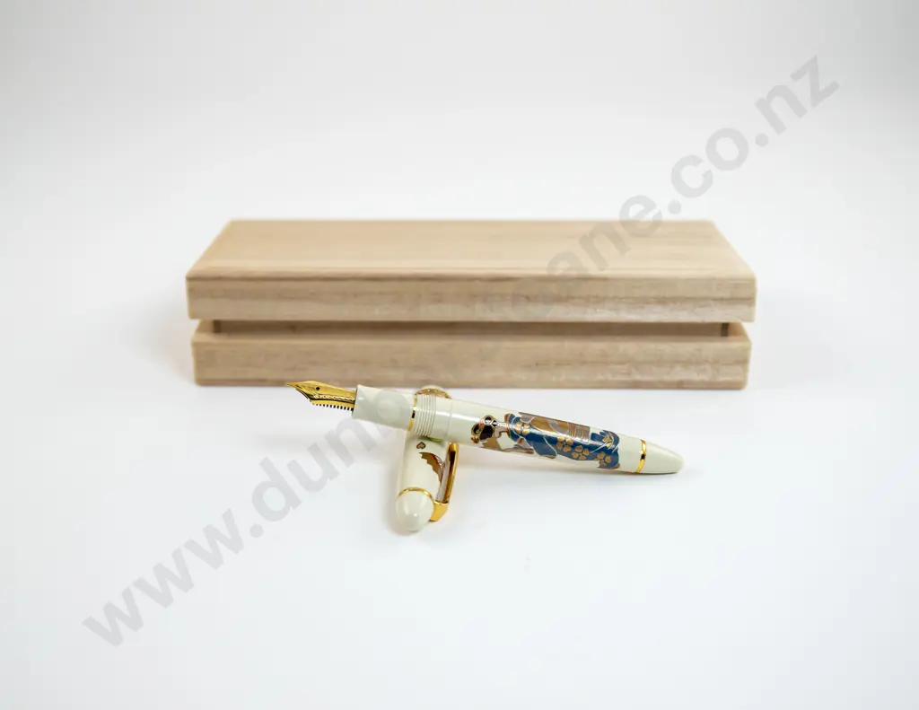 Sailor #1911 The Apprentice Geisha Maki-e Fountain Pen Image 1++