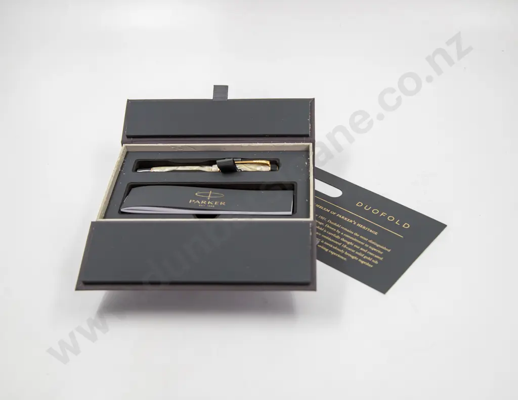 Parker Duofold Pearl and Black Centennial Ltd Ed Fountain Pen Image 1++