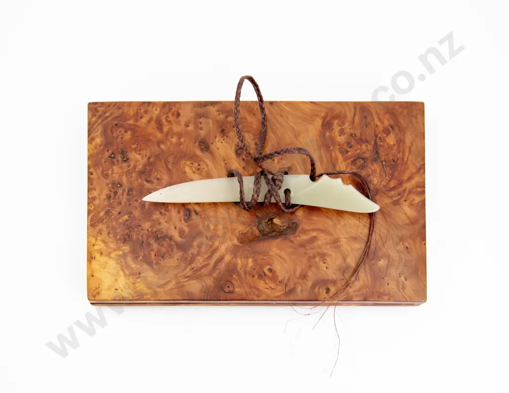 Modern Design Master Carved Jade Knife in Burr Kauri Display Box Image 1++
