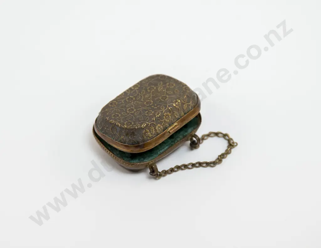 Victorian Gilt Metal Purse Cased S/S Thimble and S/Plated Thimble Image 1++