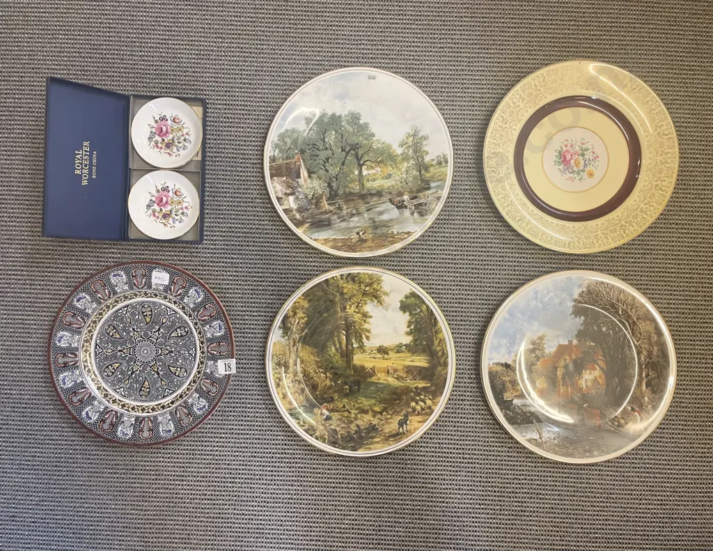 Quantity of Assorted Fancy China together with Boxed Royal Worcester Dishes Image 1++