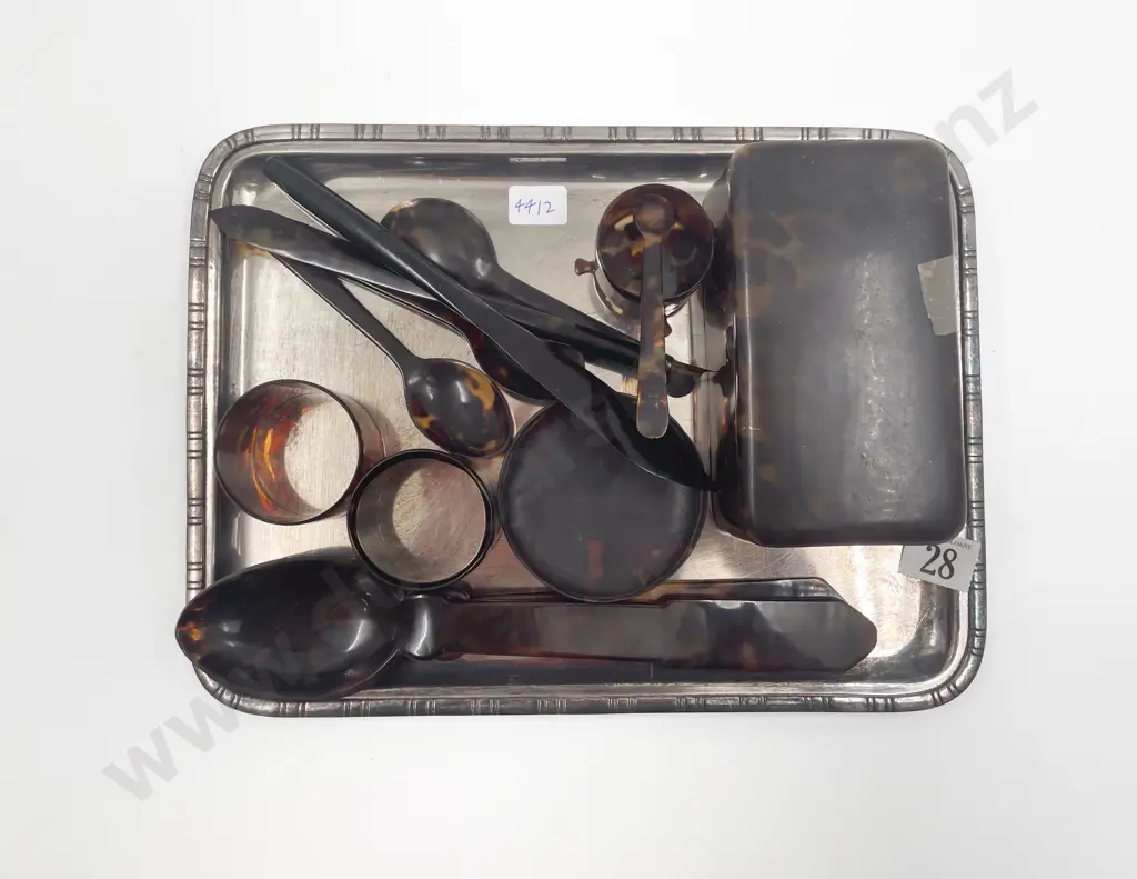 Small Quantity of Assorted Tortoise Shell Items Image 1++