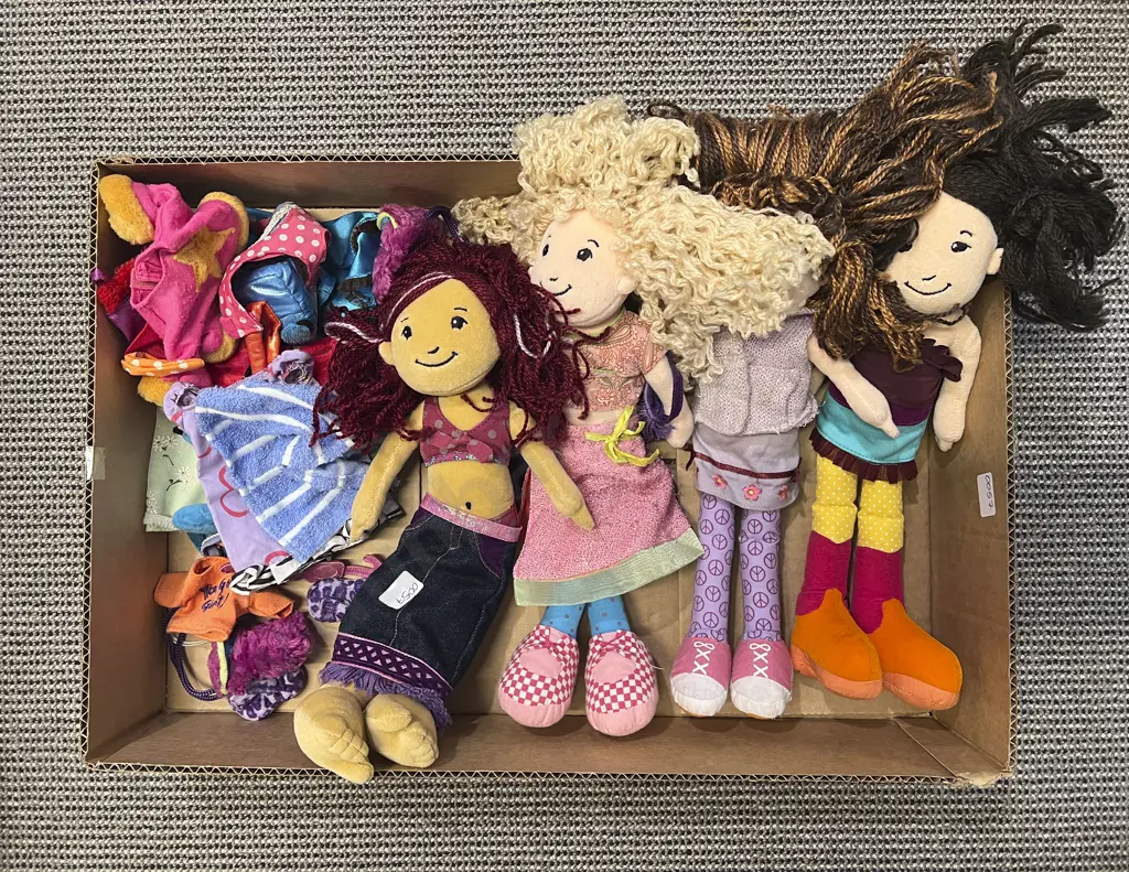 Four Groovy Girls & Accessories Image 1++