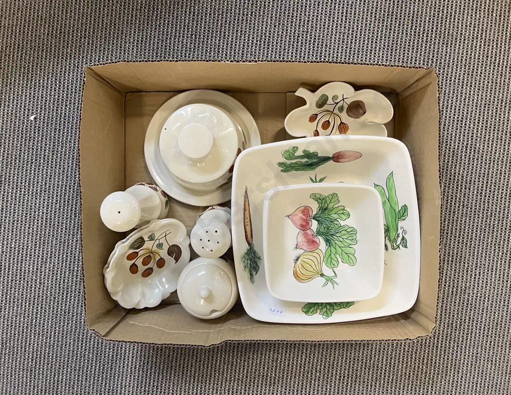 Small Quantity of Assorted Decorative China Image 1++