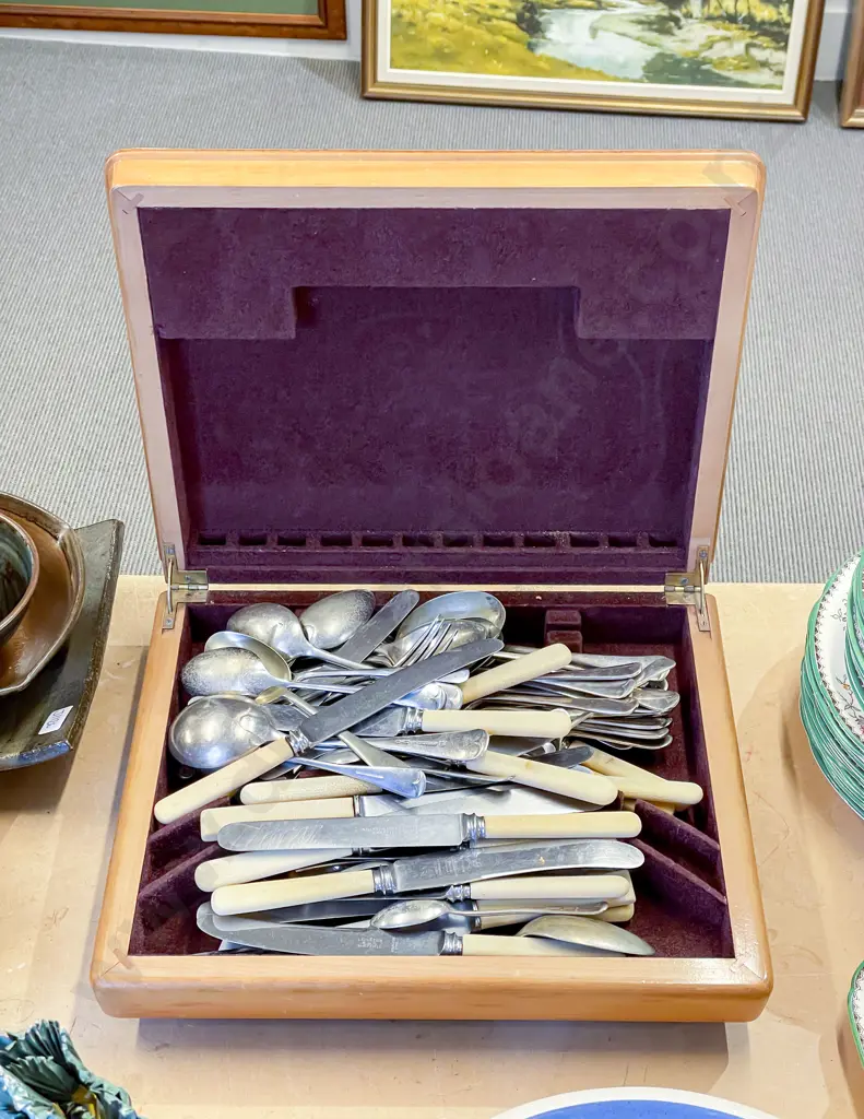 Canteen together with Assorted Cutlery Image 1++