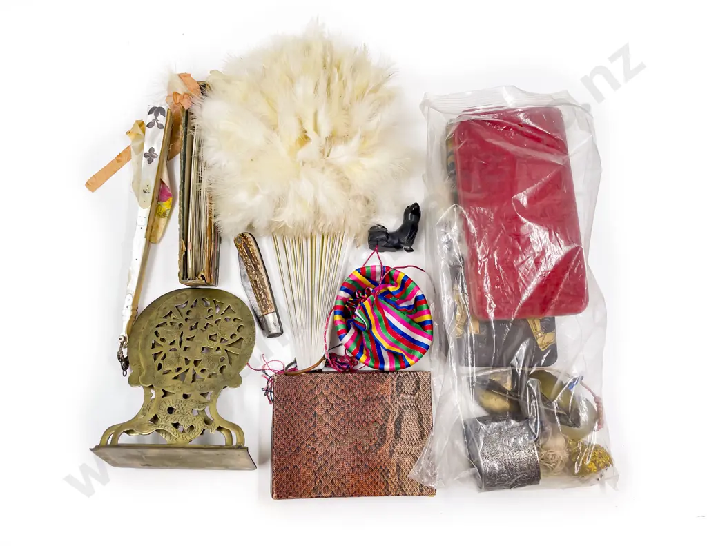 Box Quantity of Assorted incl Decorative Fans Image 1++
