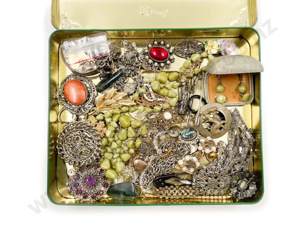 Quantity of Assorted Costume Jewellery Image 1++