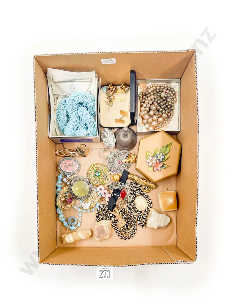 Collection of Costume Jewellery and Assorted Image 1++