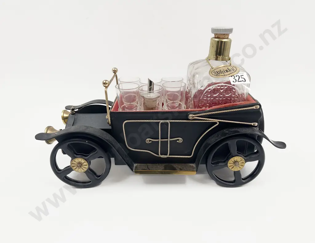 Sandersons Car Form Decanter & Shot Glass Holder Image 1++