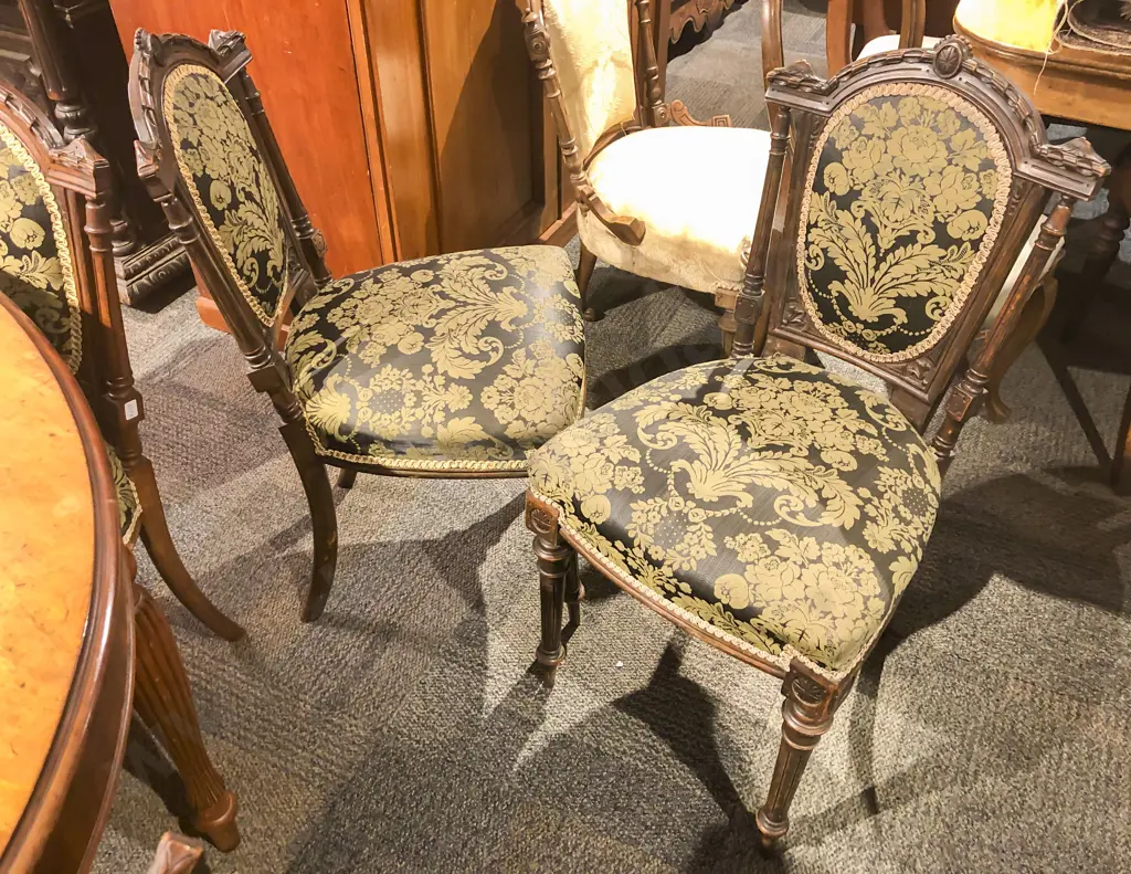 Mahogany Oval Dining Table with Eight Dining Chairs Image 1++